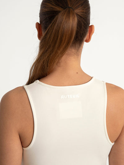 Trouver la robe Roma d'Auteuil blanche. Elégance, confort extreme grâce au modal qui compose le buste, et performance. la robe Roma est à 95% en fibres naturelles, idéale pour jouer au tennis et au padel, elle se porte aussi en lifestyle