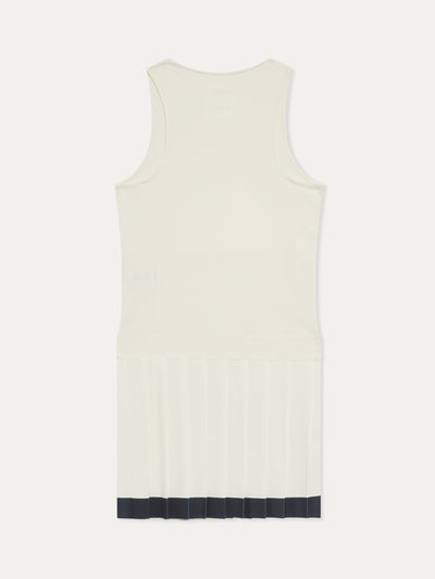 Trouver la robe Roma d'Auteuil blanche. Elégance, confort extreme grâce au modal qui compose le buste, et performance. la robe Roma est à 95% en fibres naturelles, idéale pour jouer au tennis et au padel, elle se porte aussi en lifestyle