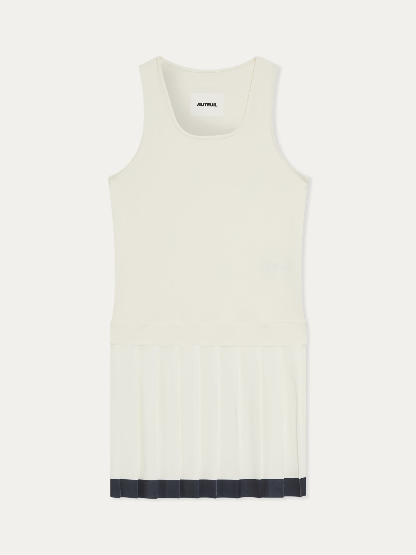 Trouver la robe Roma d'Auteuil blanche. Elégance, confort extreme grâce au modal qui compose le buste, et performance. la robe Roma est à 95% en fibres naturelles, idéale pour jouer au tennis et au padel, elle se porte aussi en lifestyle