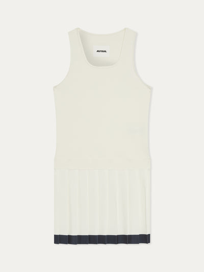 Trouver la robe Roma d'Auteuil blanche. Elégance, confort extreme grâce au modal qui compose le buste, et performance. la robe Roma est à 95% en fibres naturelles, idéale pour jouer au tennis et au padel, elle se porte aussi en lifestyle