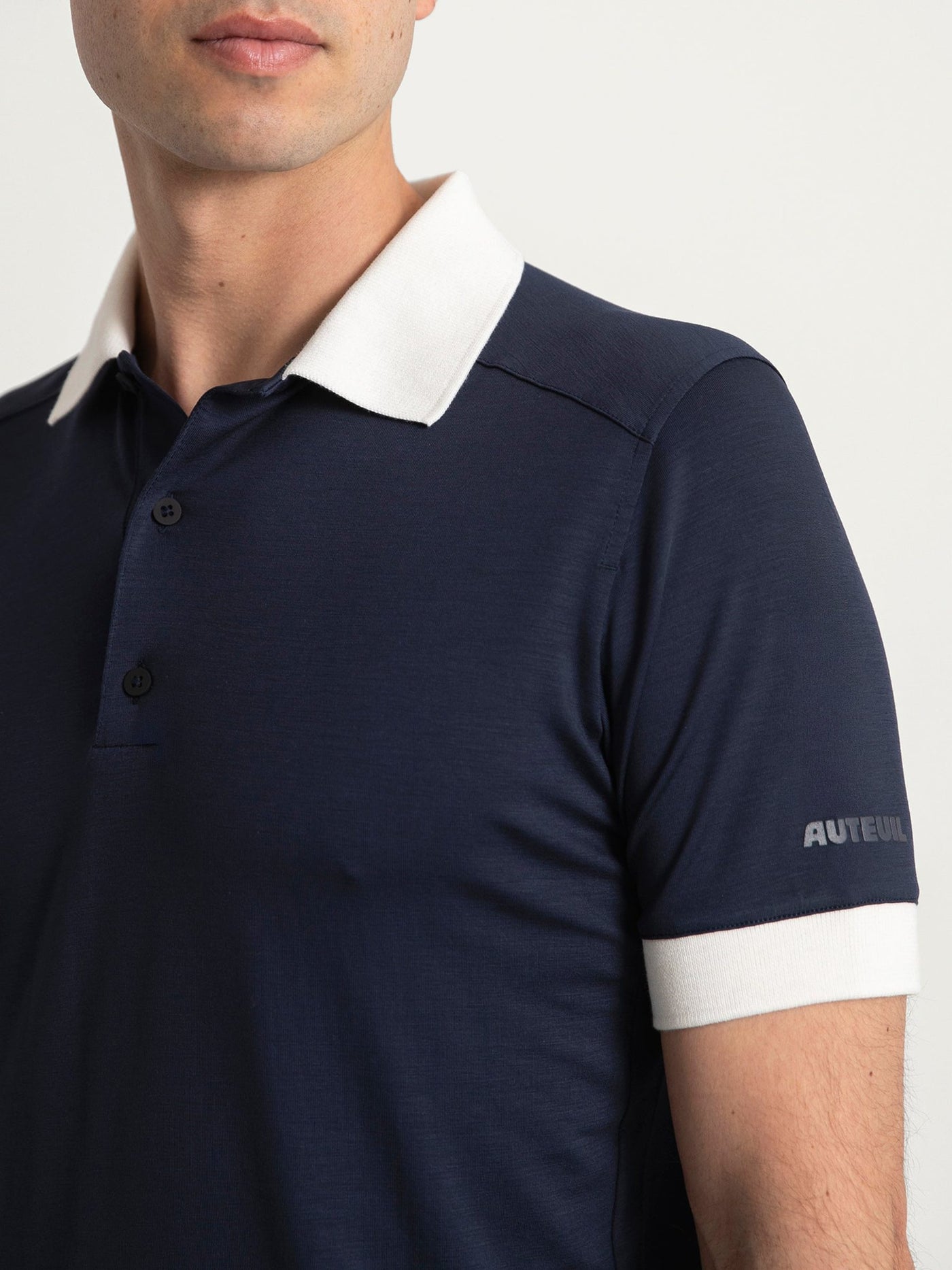trouver le polo Auteuil paris bleu marine night session. la fibre  Lyocell, 100% naturelle, permet une performance maximale, mouvement et gestion de la transpiration avec un confort inégalé, sans les mauvaise odeurs liées au polyesters, et finalement une élégance remarquable. A porter en match, à l'entrainement et en sportswear lifestyle