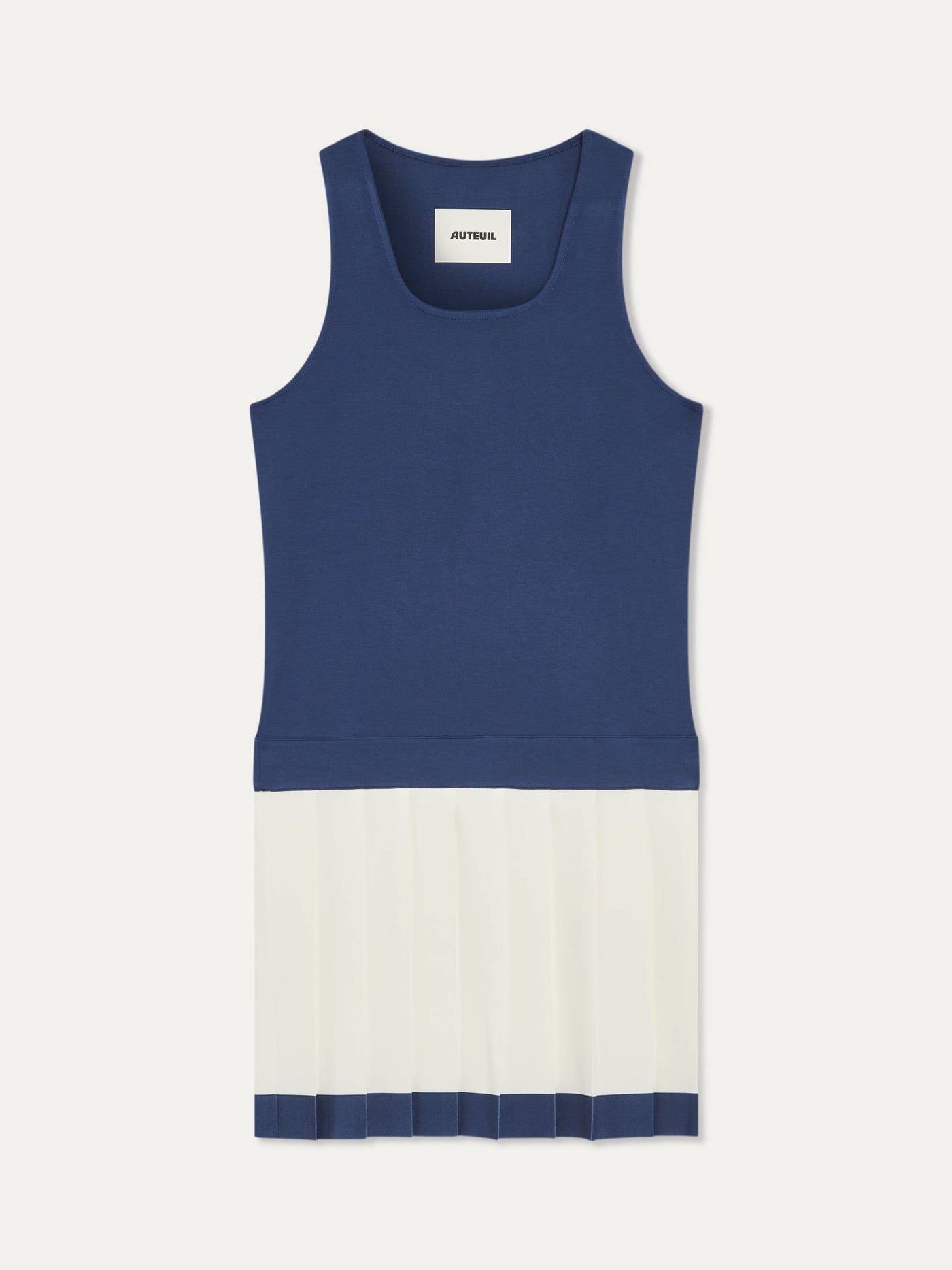 Trouver la robe Roma d'Auteuil bleu Auteuil. Elégance, confort extreme grâce au modal qui compose le buste, et performance. la robe Roma est à 95% en fibres naturelles, idéale pour jouer au tennis et au padel, elle se porte aussi en lifestyle