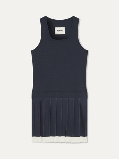 Trouver la robe Roma d'Auteuil bleu marine nigh session. Elégance, confort extreme grâce au modal qui compose le buste, et performance. la robe Roma est à 95% en fibres naturelles, idéale pour jouer au tennis et au padel, elle se porte aussi en lifestyle