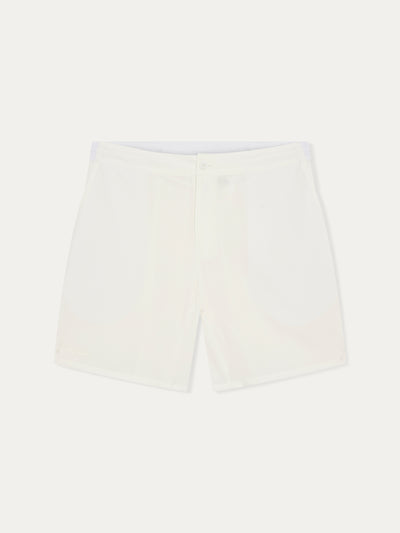 trouver le short Auteuil Monte Carlo blanc 1930, un confort unique avec braguette à fermeture éclair et bouton, ceinture élastique respirante plus cordon de serrage pour un confort inégalé. En polyester recyclé de haute qualité, léger et respirant.