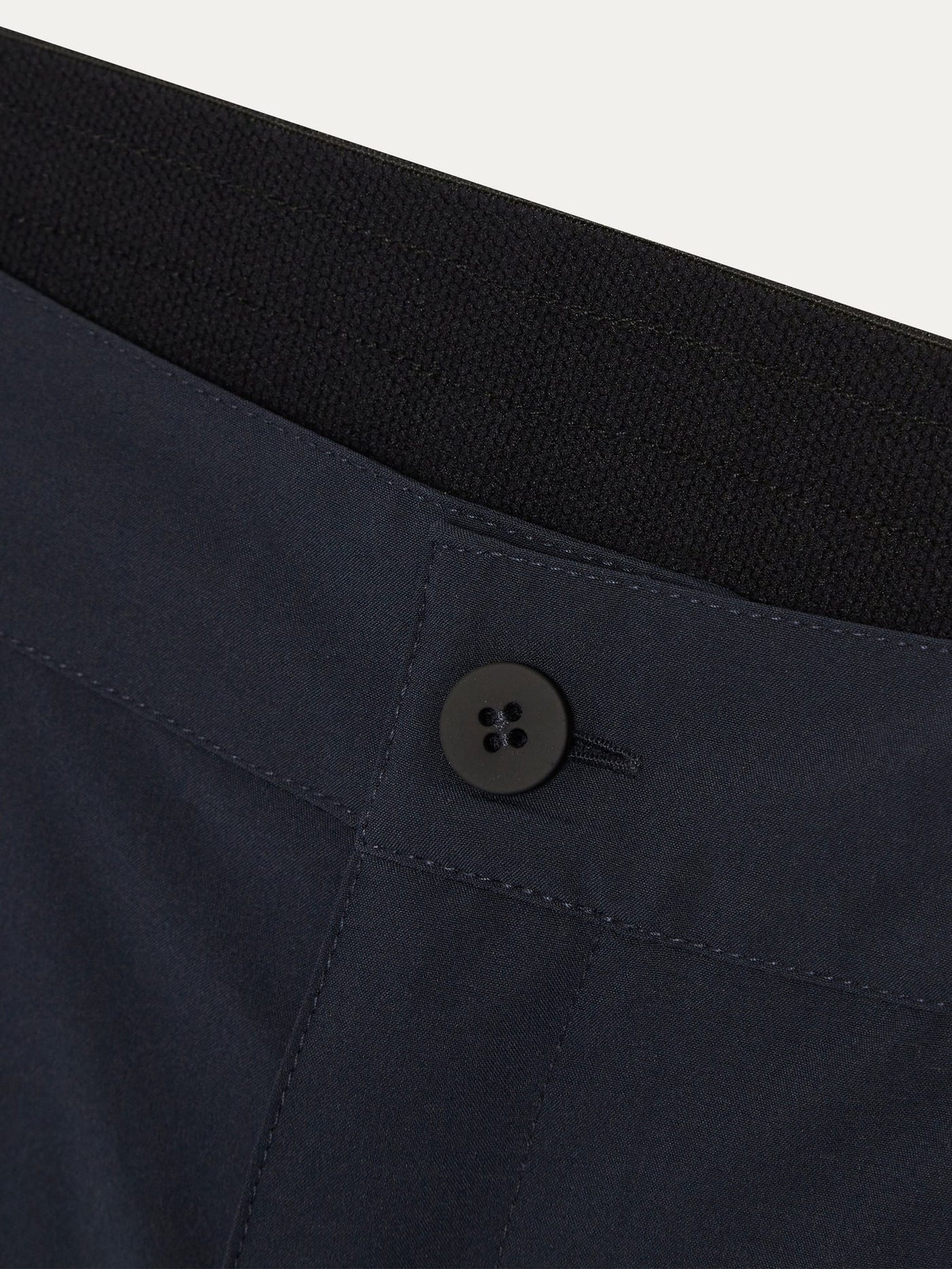 trouver le short Auteuil Monte Carlo bleu marine night session, un confort unique avec braguette à fermeture éclair et bouton, ceinture élastique respirante plus cordon de serrage pour un confort inégalé. En polyester recyclé de haute qualité, léger et respirant.
