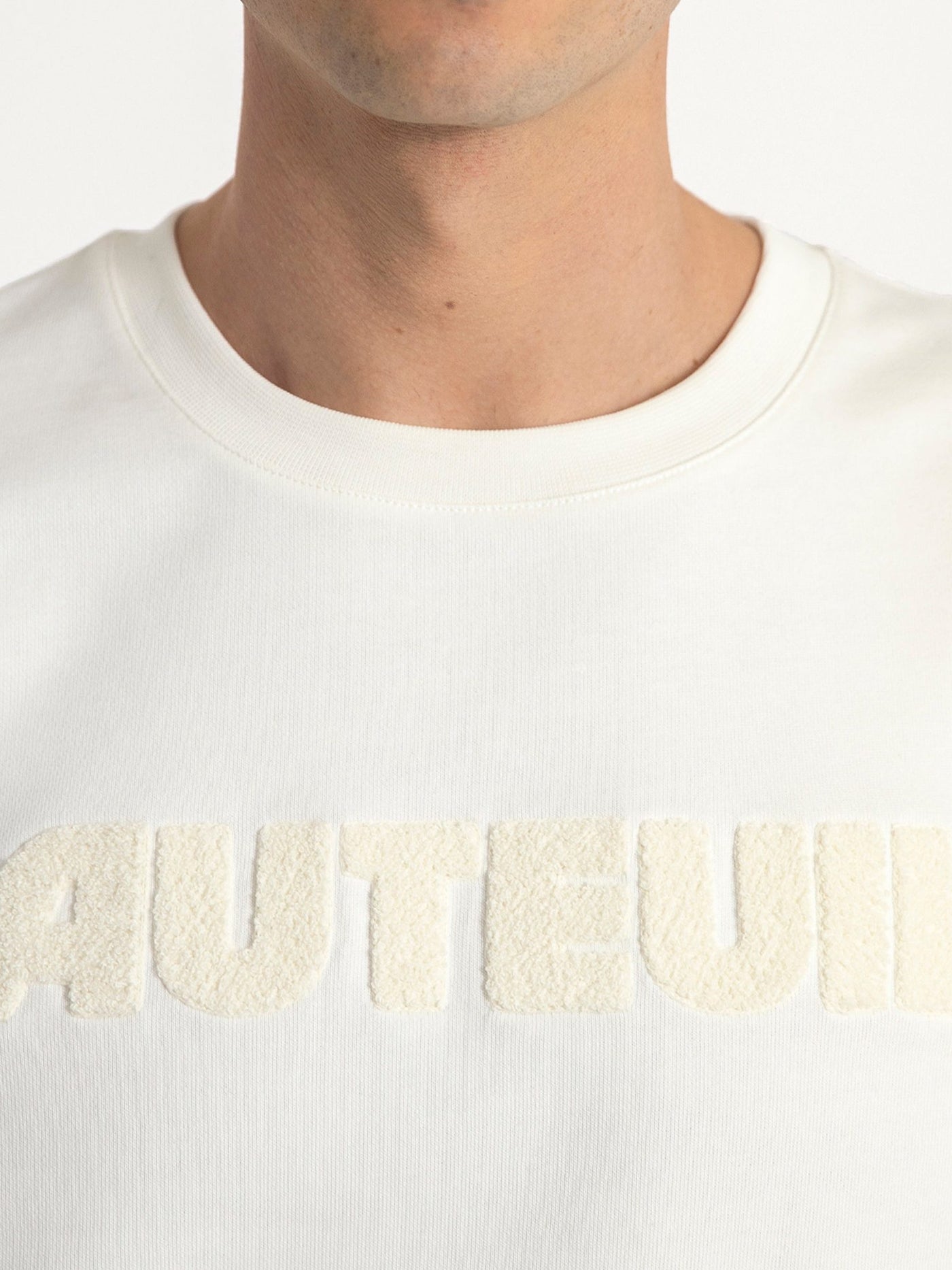 Find the 1930 white Auteuil sweatshirt, 100% organic cotton, comfortable and stylish for tennis, clubhouse and sportswear.