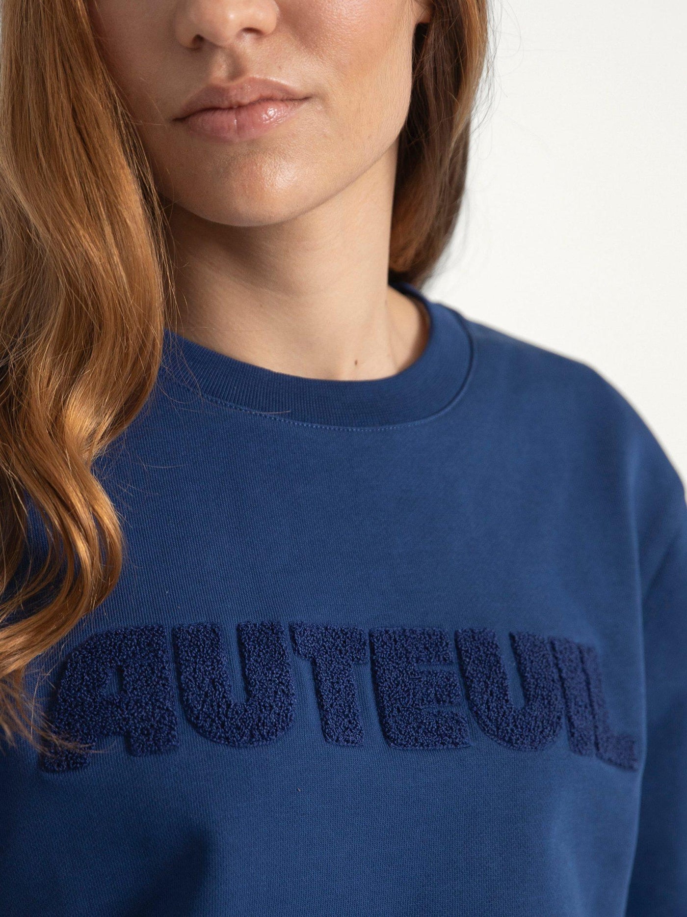 Find the Auteuil blue Auteuil sweatshirt, 100% organic cotton, comfortable and stylish for tennis, clubhouse and sportswear.