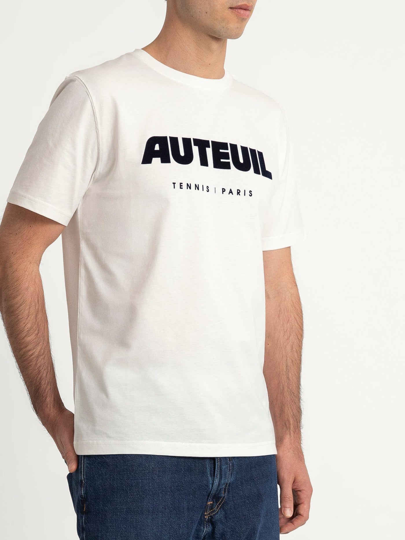 Trouver le tee-shirt Auteuil blanc 1930, 100% en coton organique, confortable et élégant pour jouer au tennis comme pour porter au club-house et en sportswear lifestyle