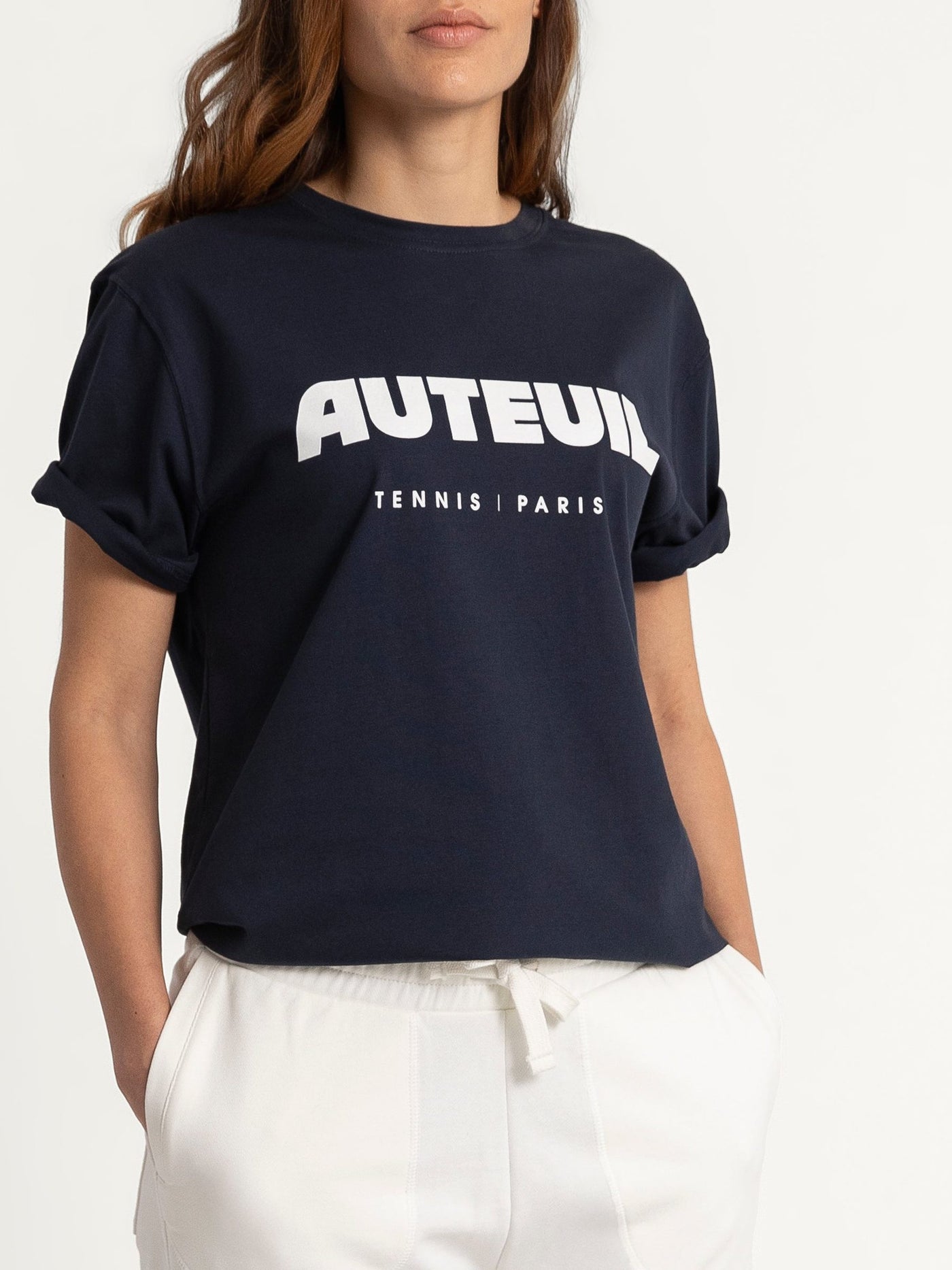 Trouver le tee-shirt Auteuil bleu marine night session, 100% en coton organique, confortable et élégant pour jouer au tennis comme pour porter au club-house et en sportswear lifestyle